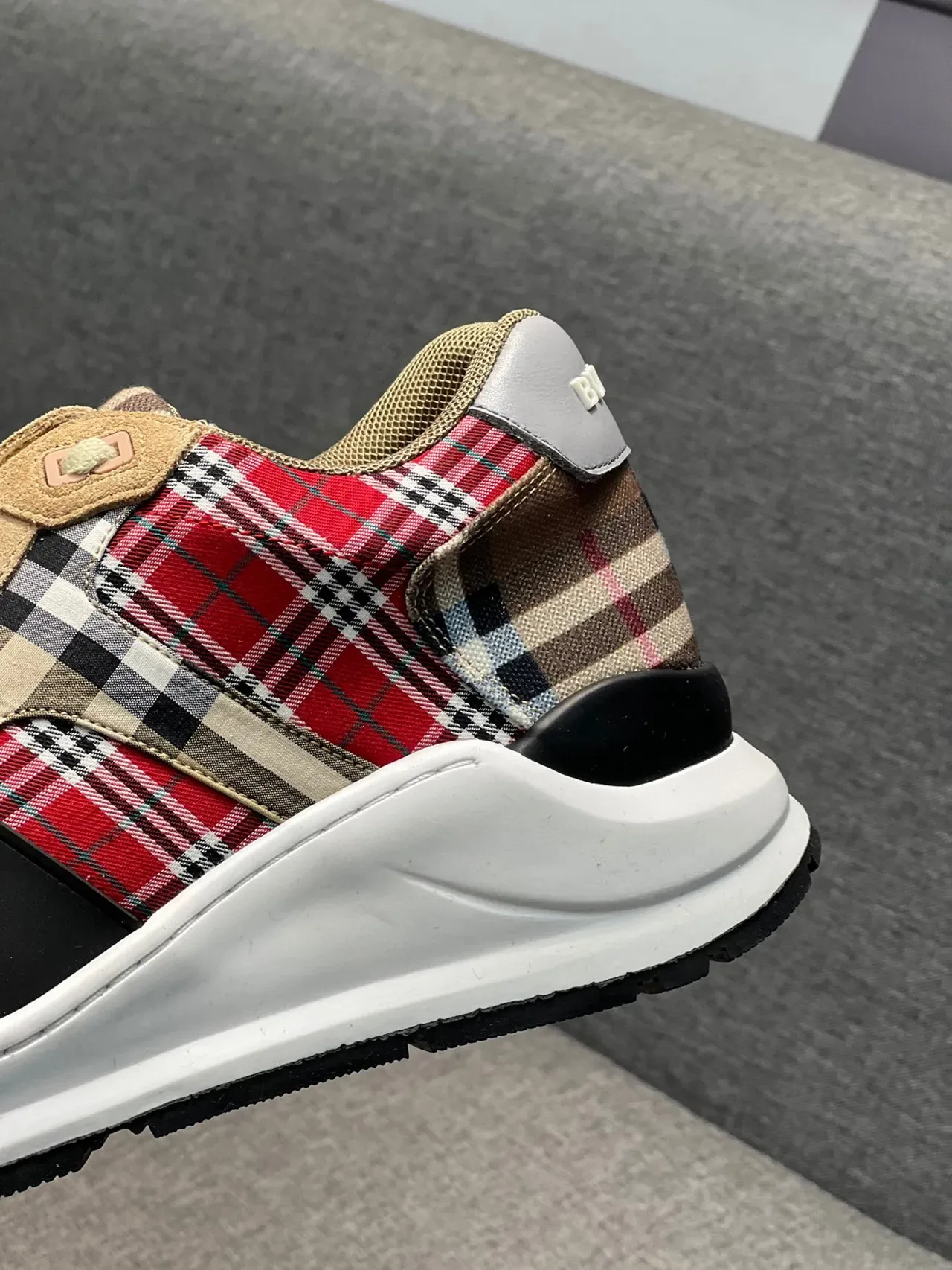 Burberry 红黑格子拼接带装饰生活方式运动鞋 7