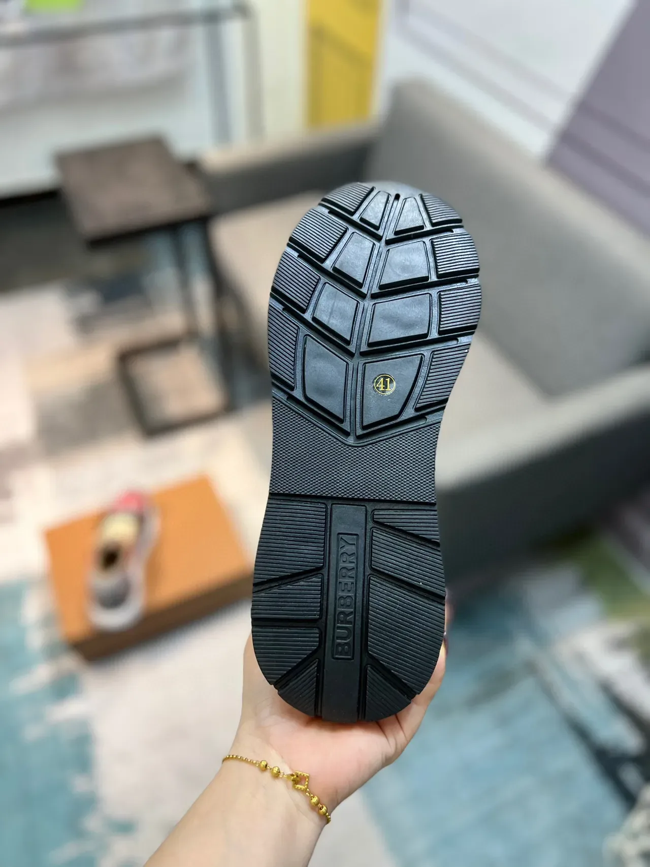 Burberry 红黑格子拼接带装饰生活方式运动鞋 9