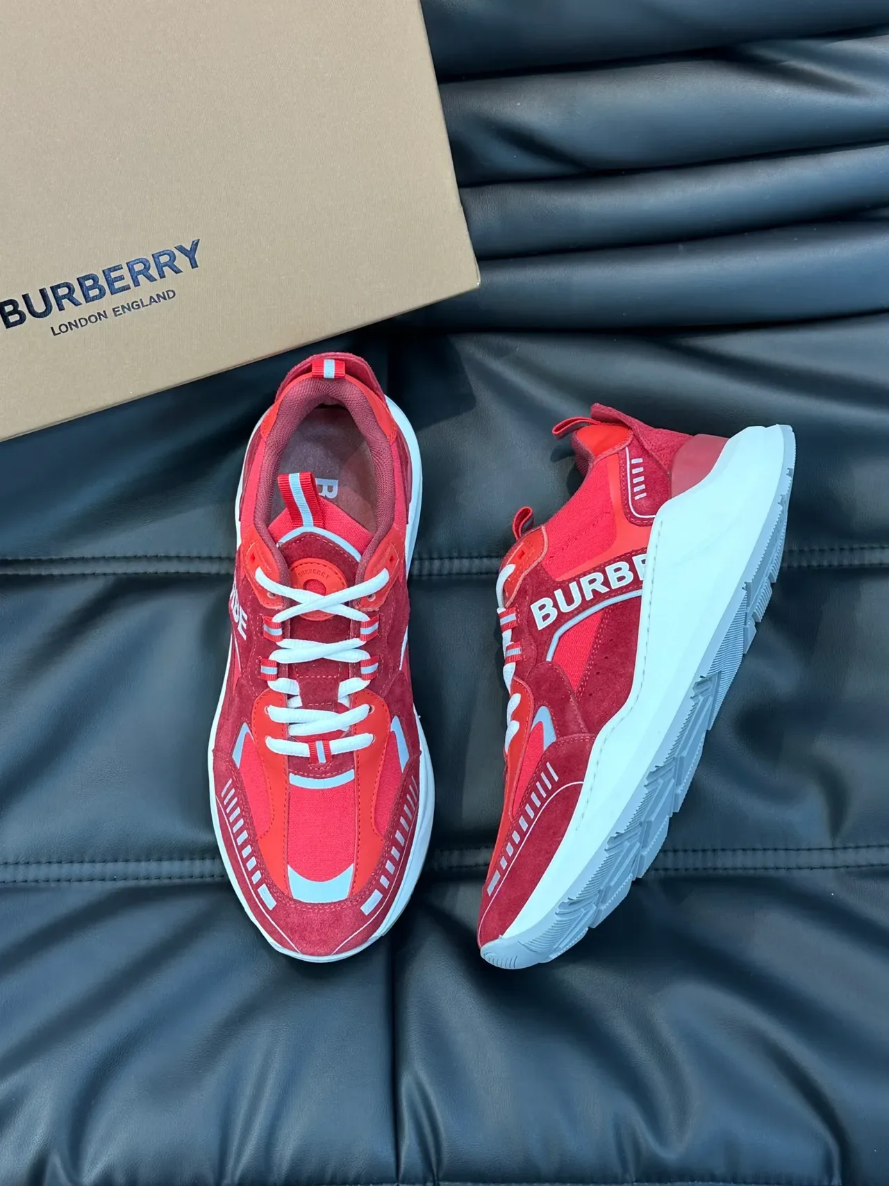 Burberry Sneakers chunky rouge blanc à empièges suédé et textile mixte semelle intermédiaire sculptée 4