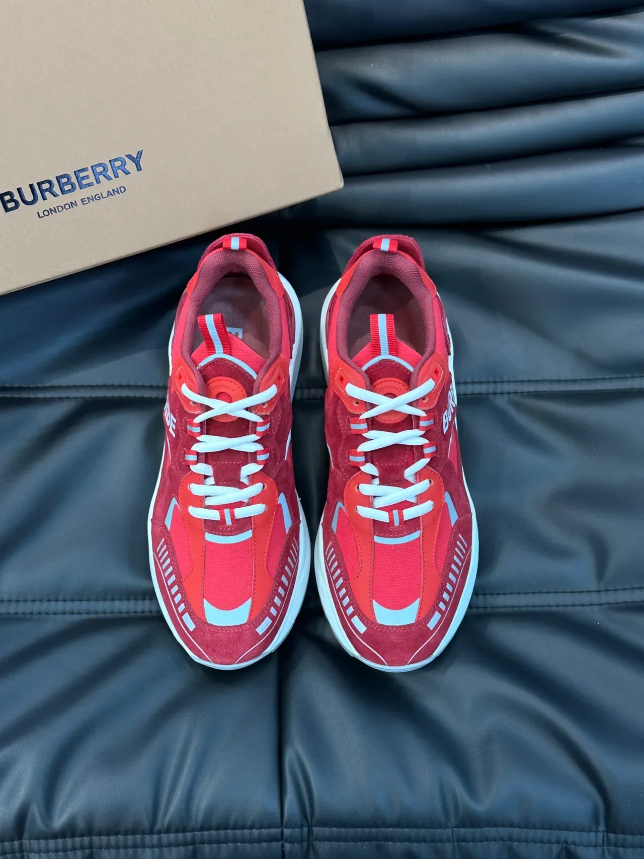 Burberry Sneakers chunky rouge blanc à empièges suédé et textile mixte semelle intermédiaire sculptée 5