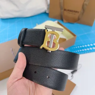 Burberry TB Cinturón Negro Dorado Texturizado Hebilla Interlocking de Cuero