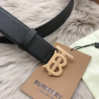 Burberry TB Cinturón Negro Dorado Textura de grano Monograma Hebilla Cuero Cinturón