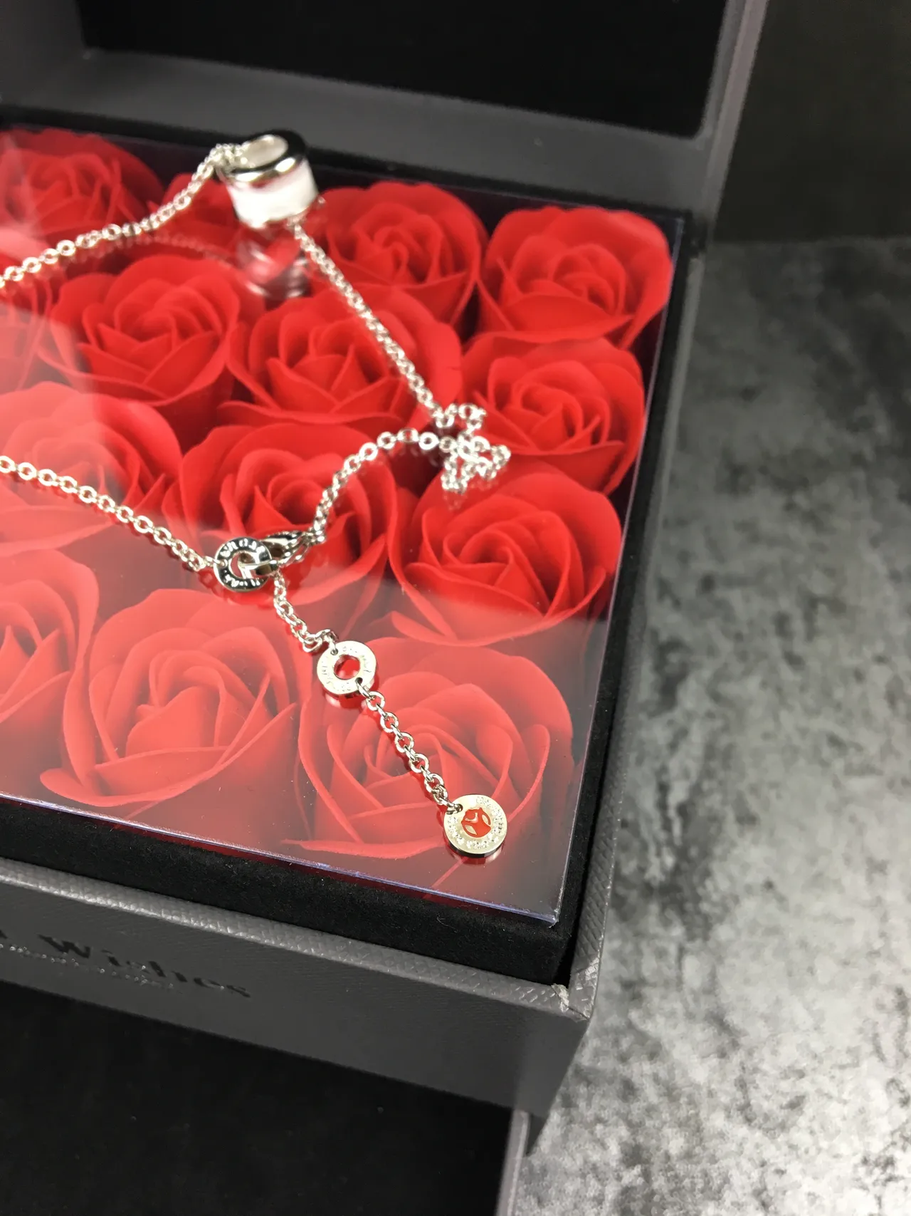 Bvlgari B.zero1 قلادة دائرية فضية بيضاء مع شريط نقش شعار 3
