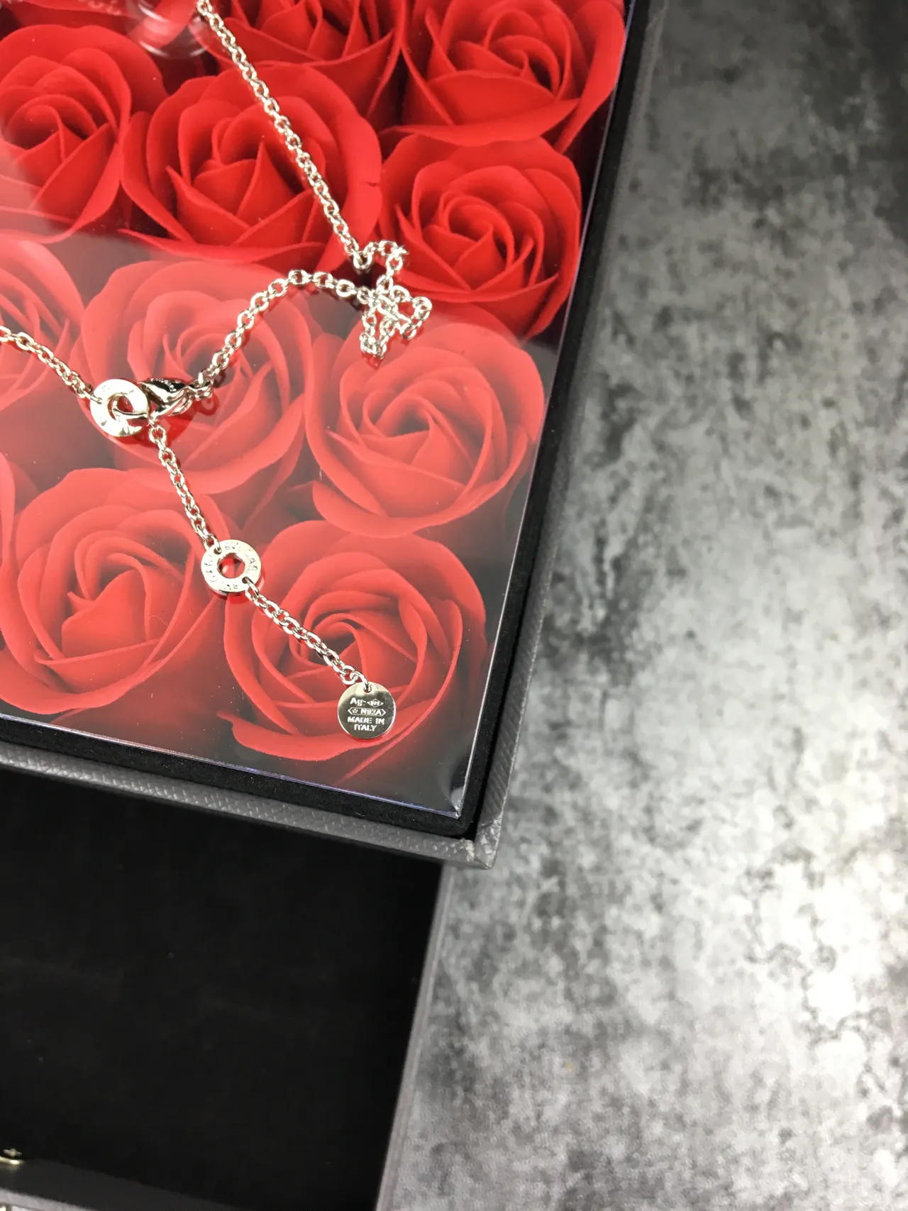 Bvlgari B.zero1 قلادة دائرية فضية بيضاء مع شريط نقش شعار 4