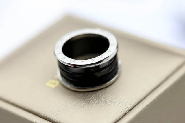 Bvlgari B.zero1 叠加黑色和银色戒指 9