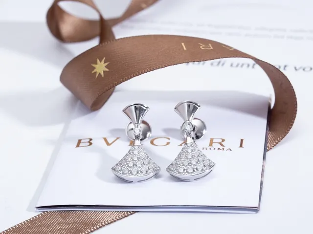 Bvlgari Divas' Dream aretes de diamantes pavé en forma de abanico 4