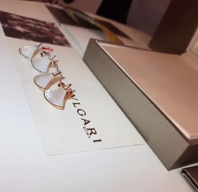 Bvlgari Divas’ Dream Boucles d'oreilles en forme d'éventail de nacre blanche et or rose 4