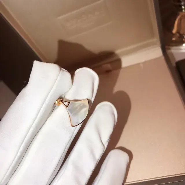 Bvlgari Divas’ Dream Boucles d'oreilles en forme d'éventail de nacre blanche et or rose 5