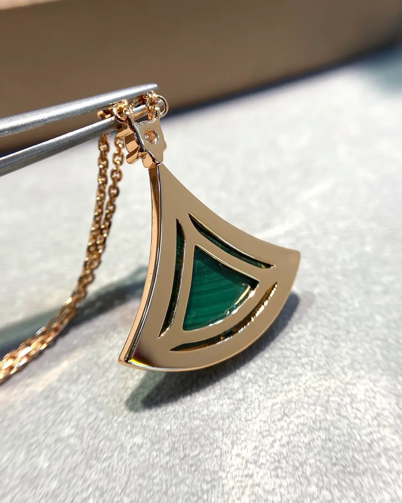 Bvlgari Divas' Dream قلادة مروحة بالمرخات والماس 5