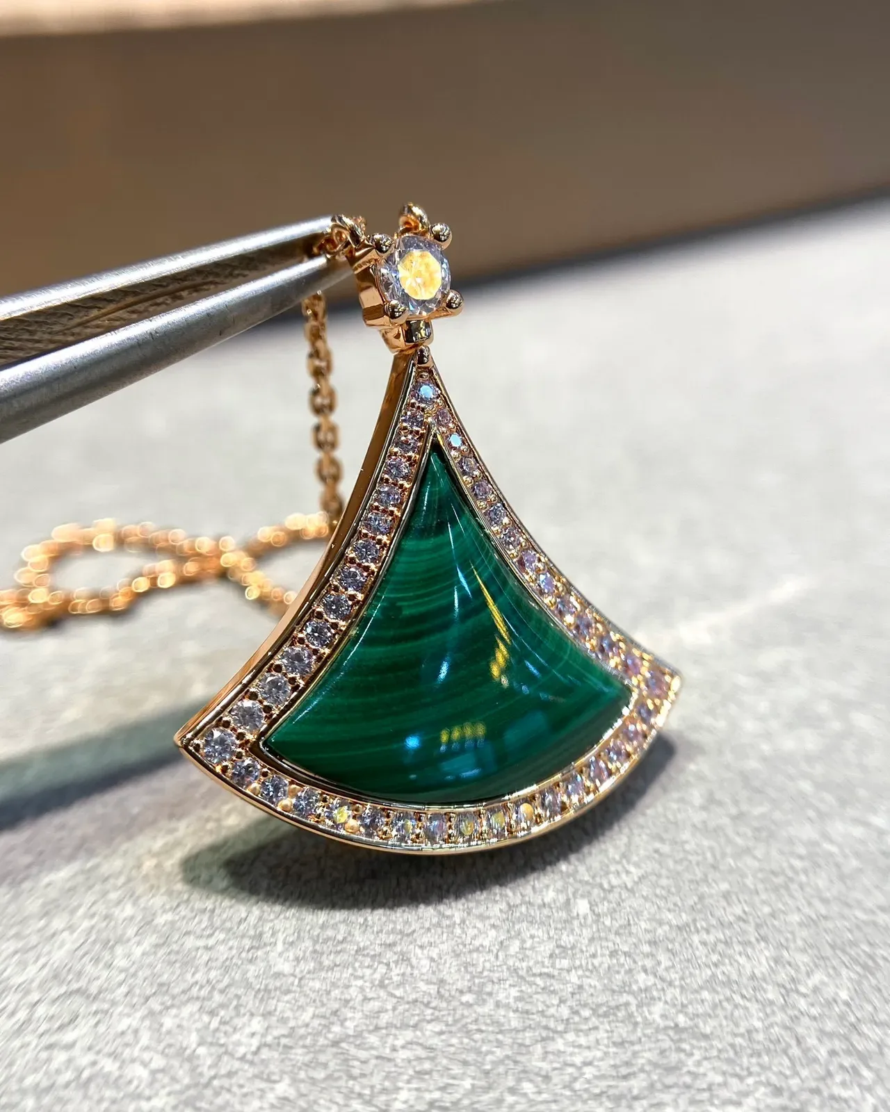 Bvlgari Divas' Dream قلادة مروحة بالمرخات والماس 6