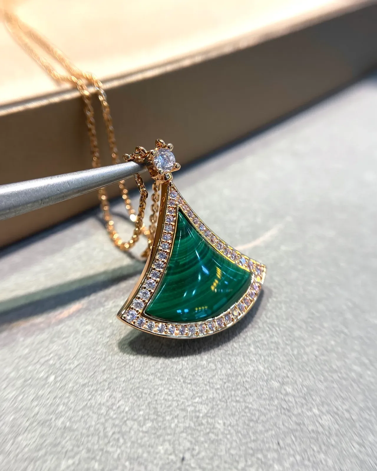 Bvlgari Divas' Dream قلادة مروحة بالمرخات والماس 7