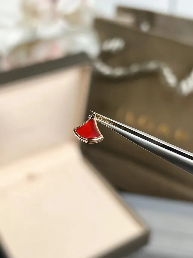 Bvlgari Divas' Dream Colar com pingante de abano de esmalte vermelho 3