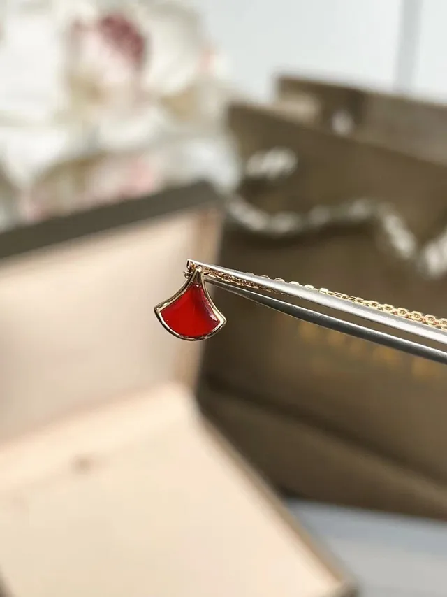 Bvlgari Divas' Dream Colar com pingante de abano de esmalte vermelho 4