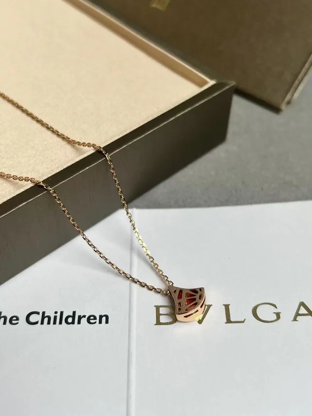Bvlgari Divas' Dream Colar com pingante de abano de esmalte vermelho 9