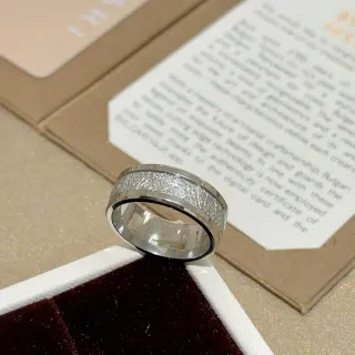 Bvlgari 雕刻纹理宽带戒指
