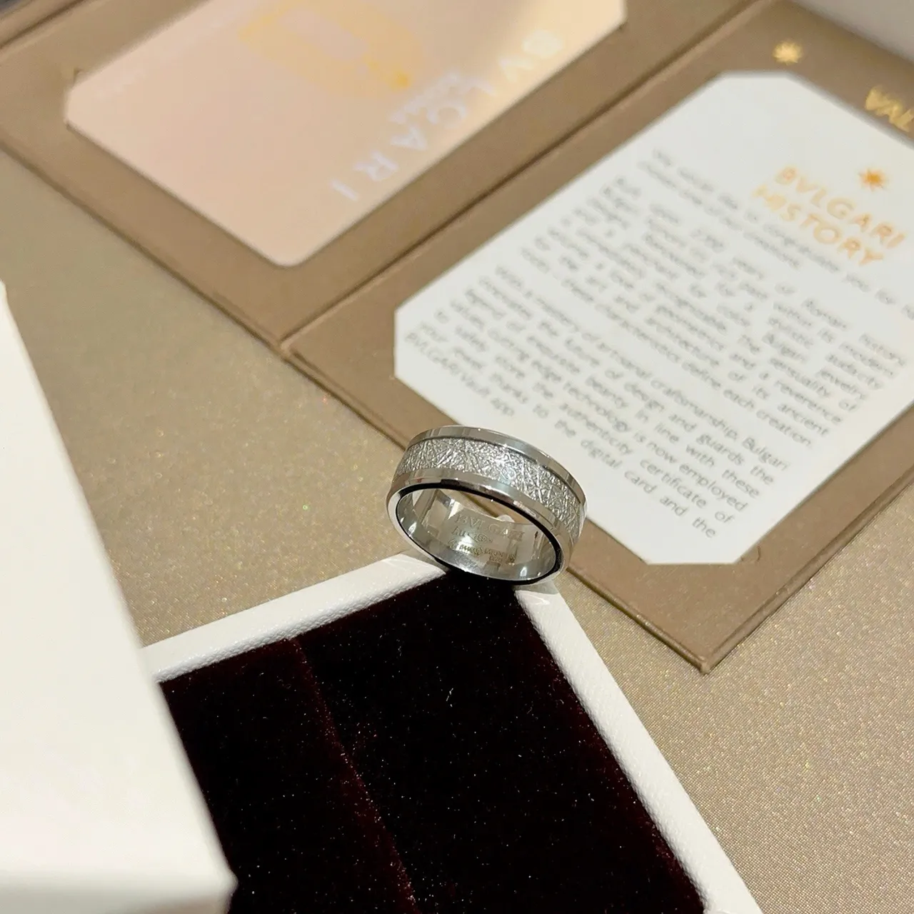 Bvlgari नक्काशी बनावट चौड़ी बैंड अंगूठी 3