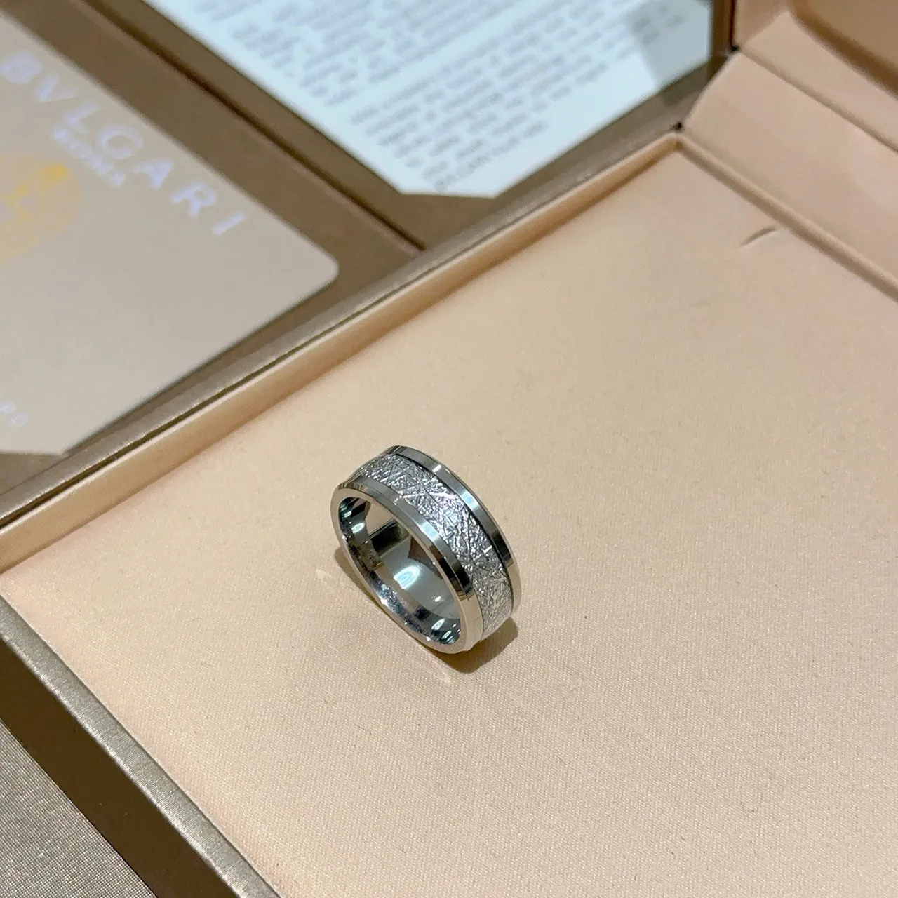 Bvlgari नक्काशी बनावट चौड़ी बैंड अंगूठी 4