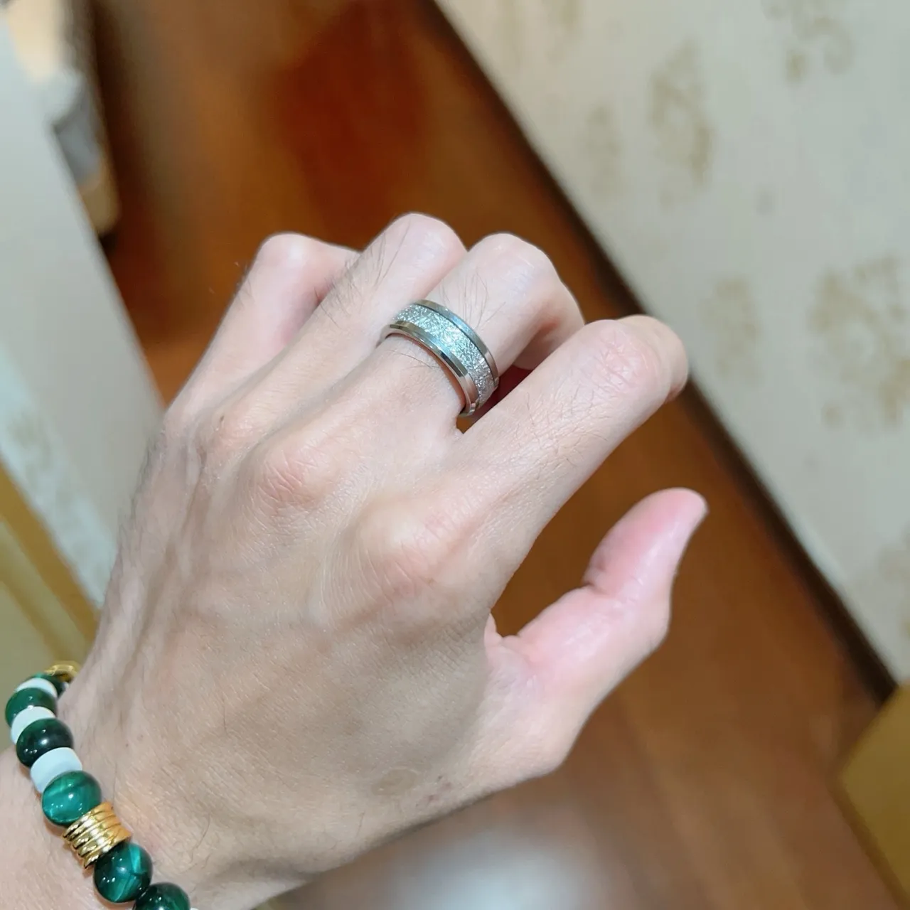 Bvlgari नक्काशी बनावट चौड़ी बैंड अंगूठी 5