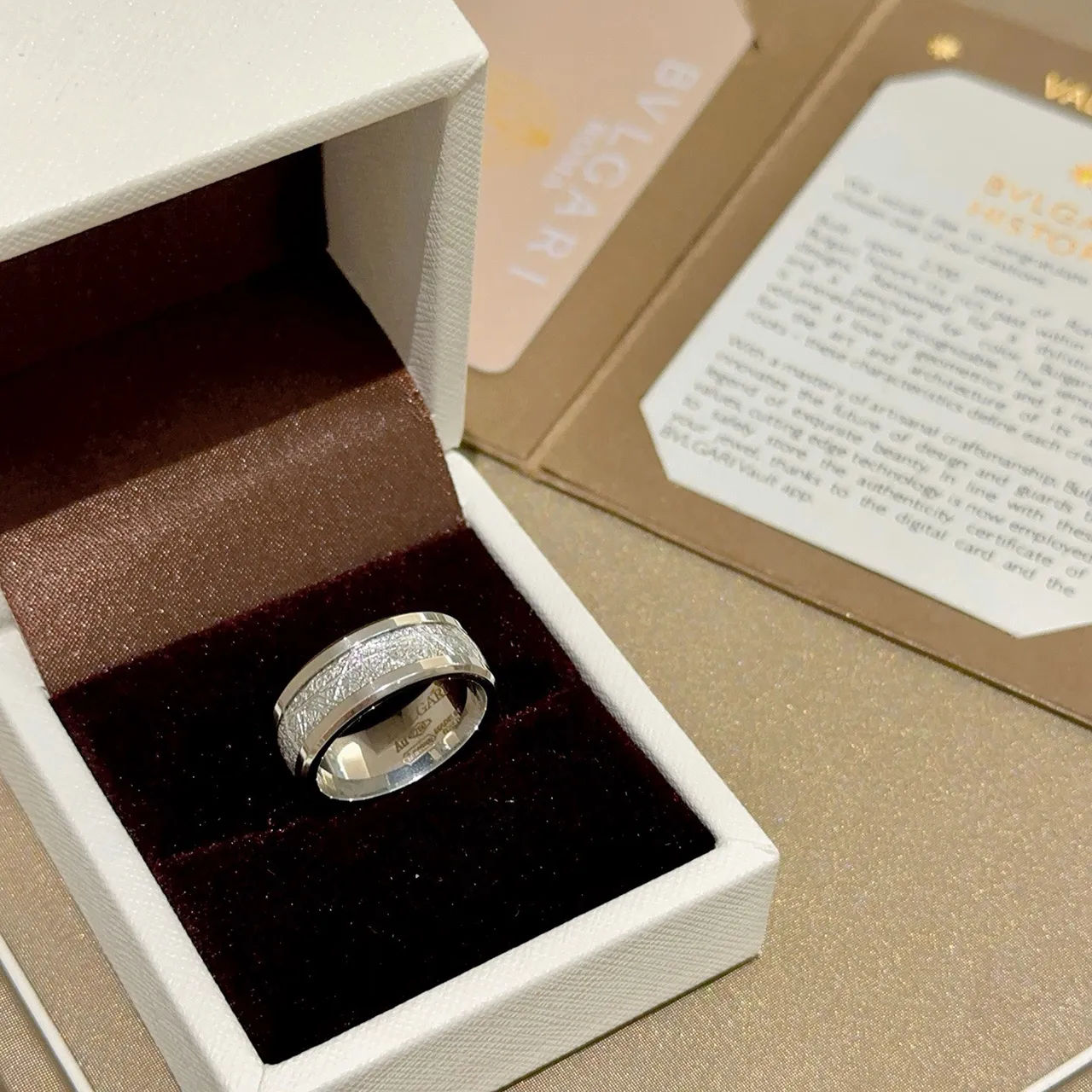 Bvlgari नक्काशी बनावट चौड़ी बैंड अंगूठी 7