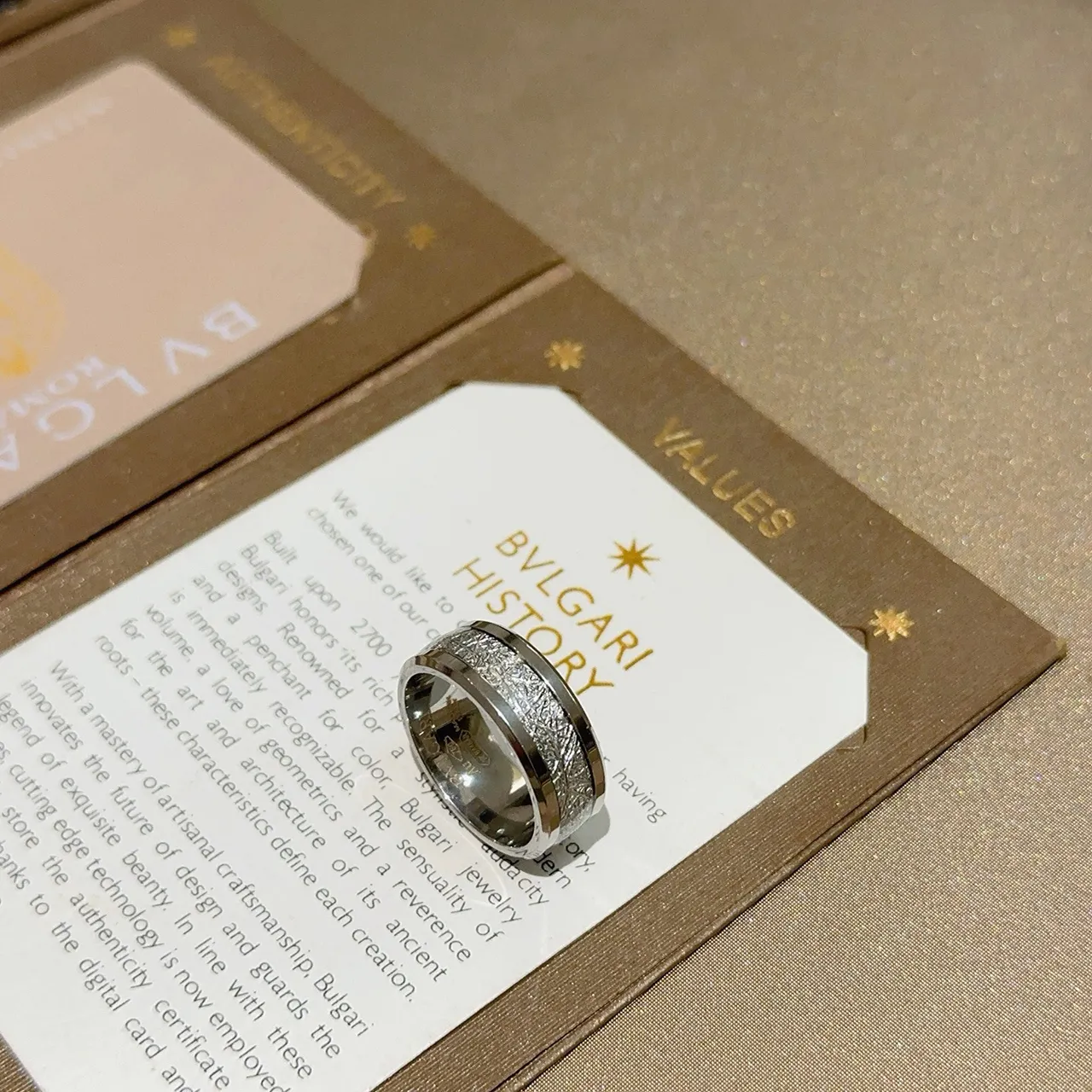 Bvlgari नक्काशी बनावट चौड़ी बैंड अंगूठी 9