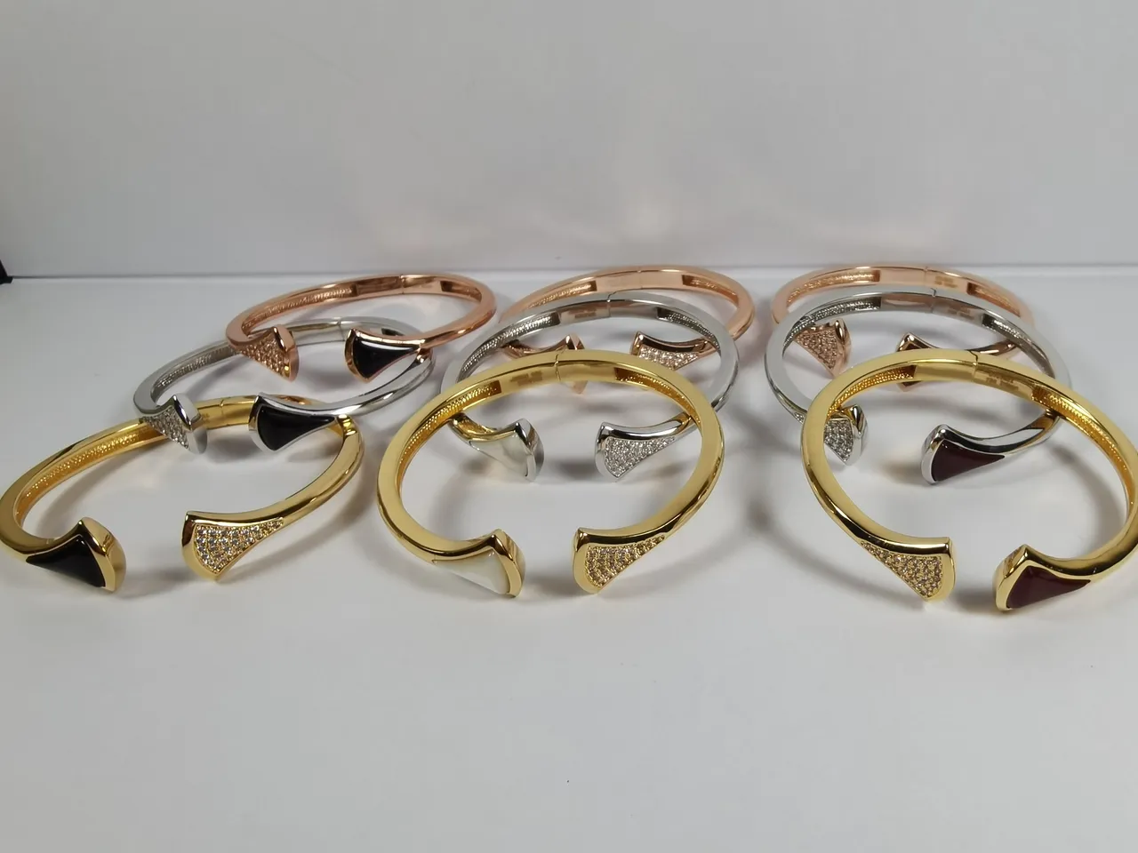 Bvlgari सोने का काला खुला बैंगल तीराकार टर्मिनल्स ब्रेसलेट 3