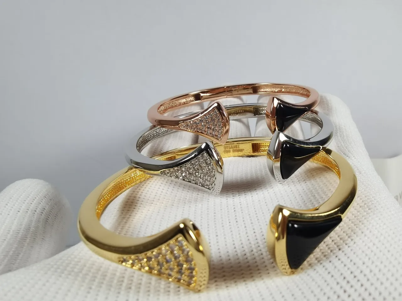 Bvlgari सोने का काला खुला बैंगल तीराकार टर्मिनल्स ब्रेसलेट 4