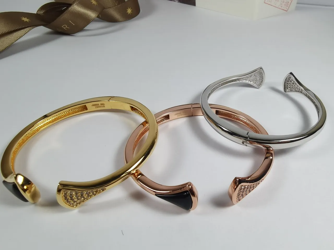 Bvlgari सोने का काला खुला बैंगल तीराकार टर्मिनल्स ब्रेसलेट 5