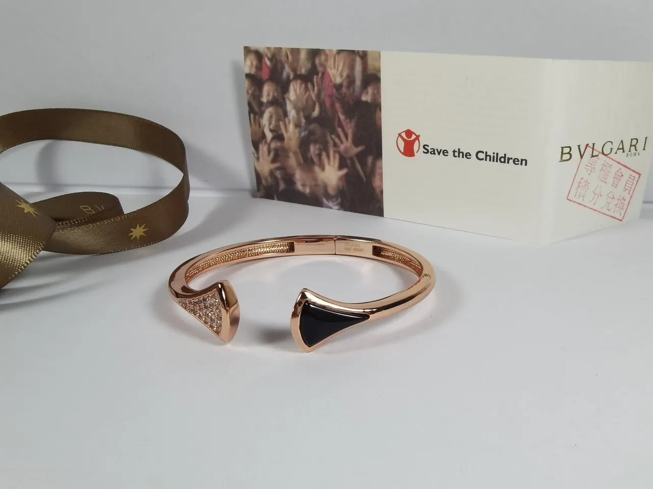 Bvlgari सोने का काला खुला बैंगल तीराकार टर्मिनल्स ब्रेसलेट 9