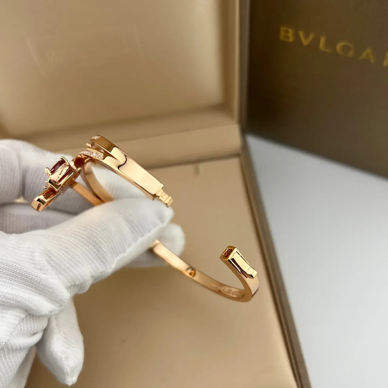 Bvlgari Pulseira Dourada Vermelha Aberta Duplo Enrolamento Motivo de Laço Floral 2