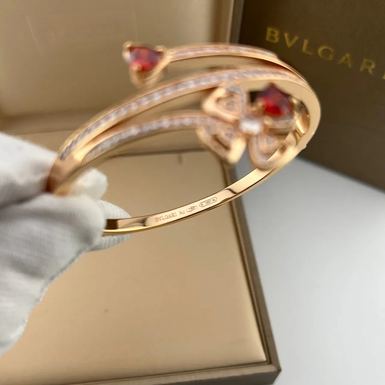 Bvlgari Pulseira Dourada Vermelha Aberta Duplo Enrolamento Motivo de Laço Floral 3