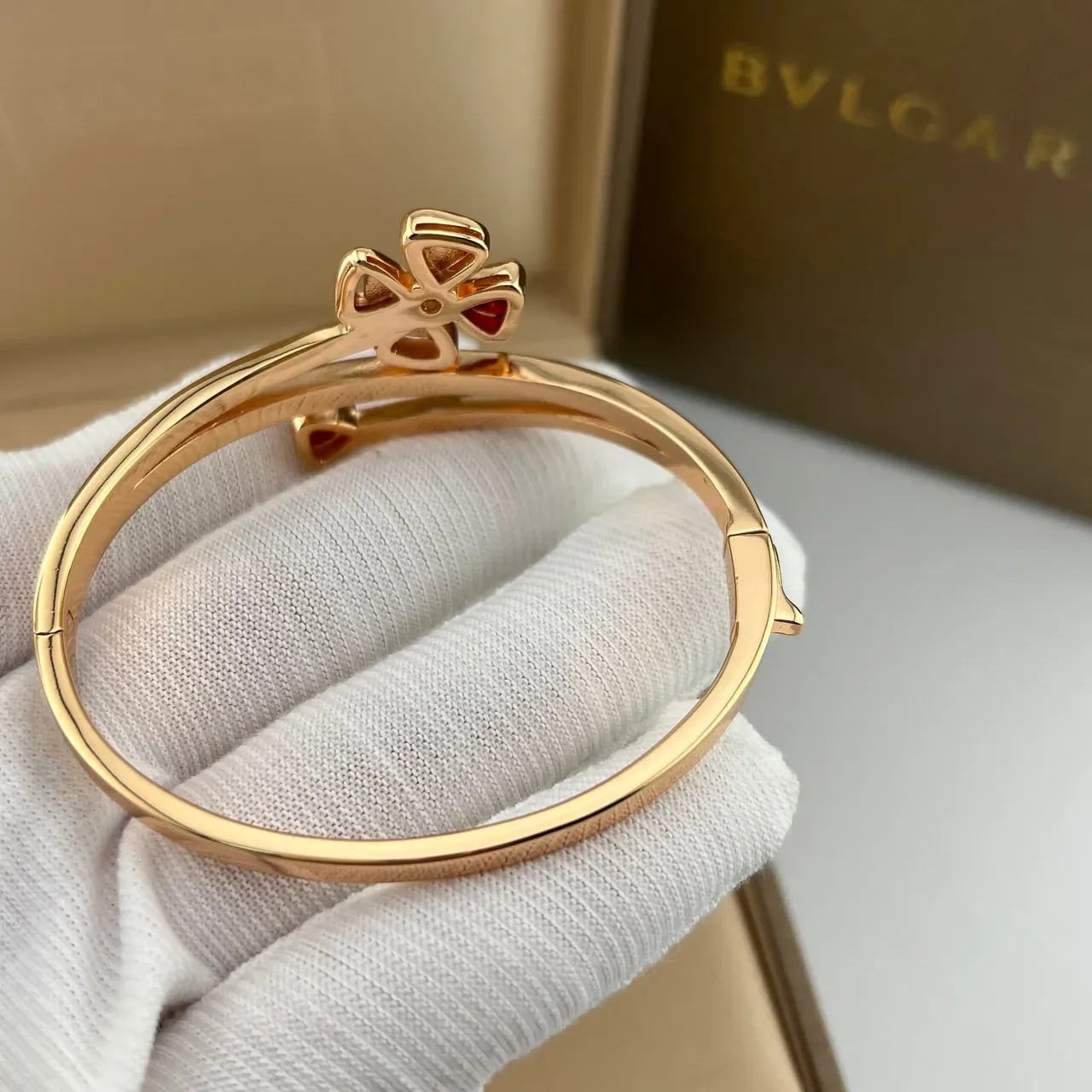 Bvlgari Pulseira Dourada Vermelha Aberta Duplo Enrolamento Motivo de Laço Floral 4
