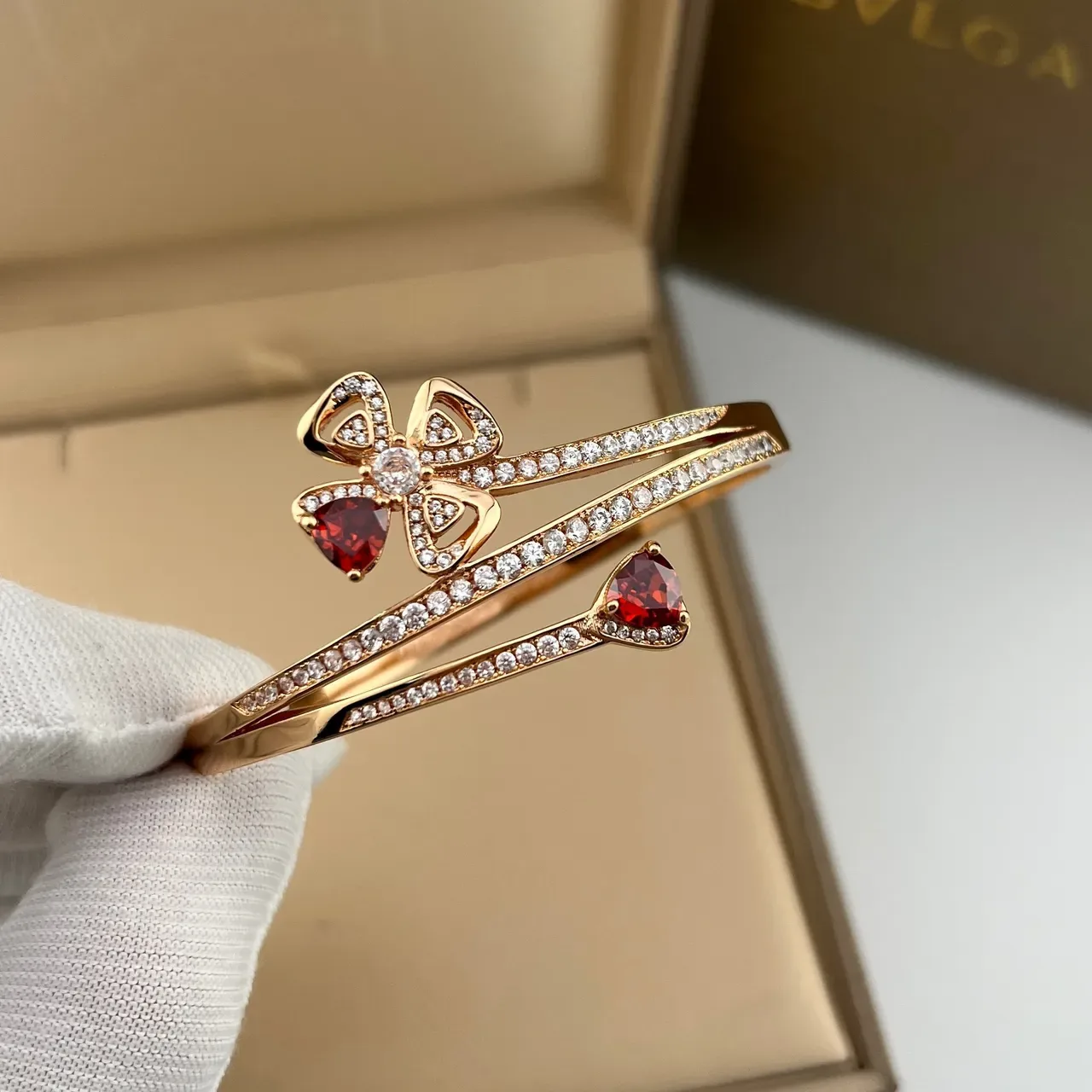 Bvlgari Pulseira Dourada Vermelha Aberta Duplo Enrolamento Motivo de Laço Floral 5