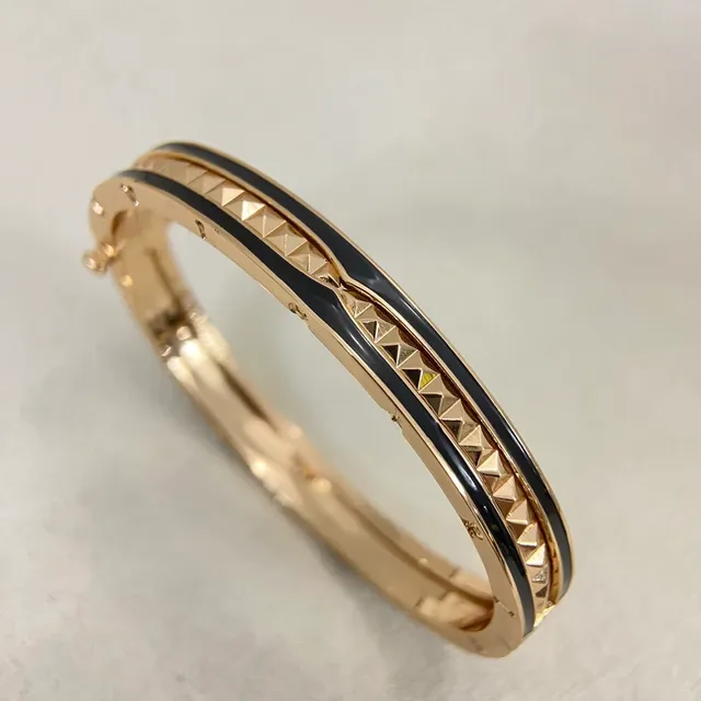 Bvlgari Brazalete con Acabado Dorado y Esmalte Negro con Tachuelas Piramidales 2