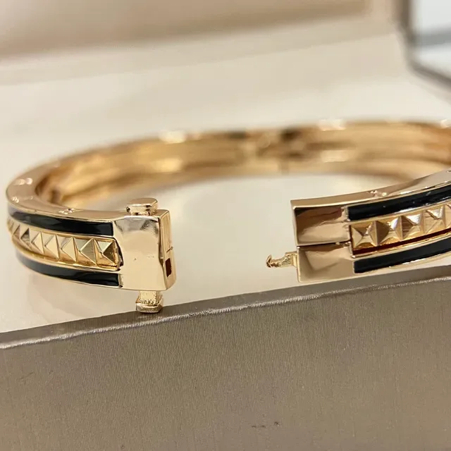 Bvlgari Brazalete con Acabado Dorado y Esmalte Negro con Tachuelas Piramidales 3