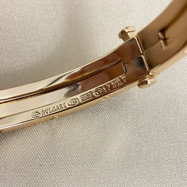 Bvlgari Brazalete con Acabado Dorado y Esmalte Negro con Tachuelas Piramidales 4