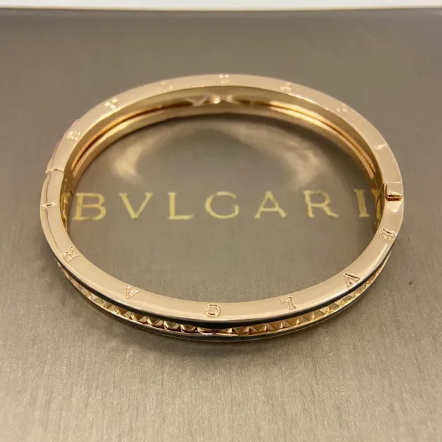 Bvlgari Brazalete con Acabado Dorado y Esmalte Negro con Tachuelas Piramidales 5