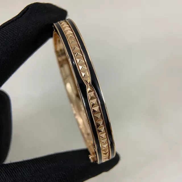 Bvlgari Brazalete con Acabado Dorado y Esmalte Negro con Tachuelas Piramidales 6