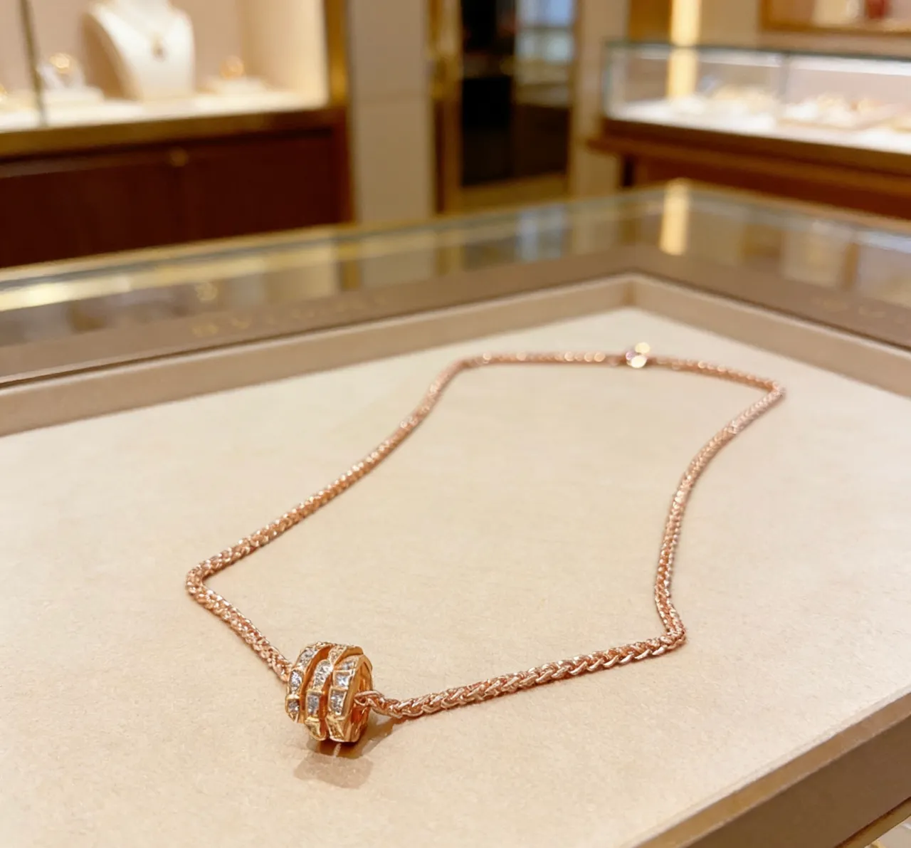 Bvlgari ذهبي ورد أبيض سلسلة مضفرة ماس بتات إغلاق ثلاثي الشريط قلادة 5