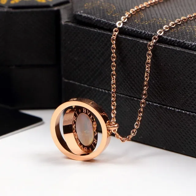 Bvlgari Collier en Or Blanc avec Inlay de Mère de Perle à Double Anneau Rotatif 4