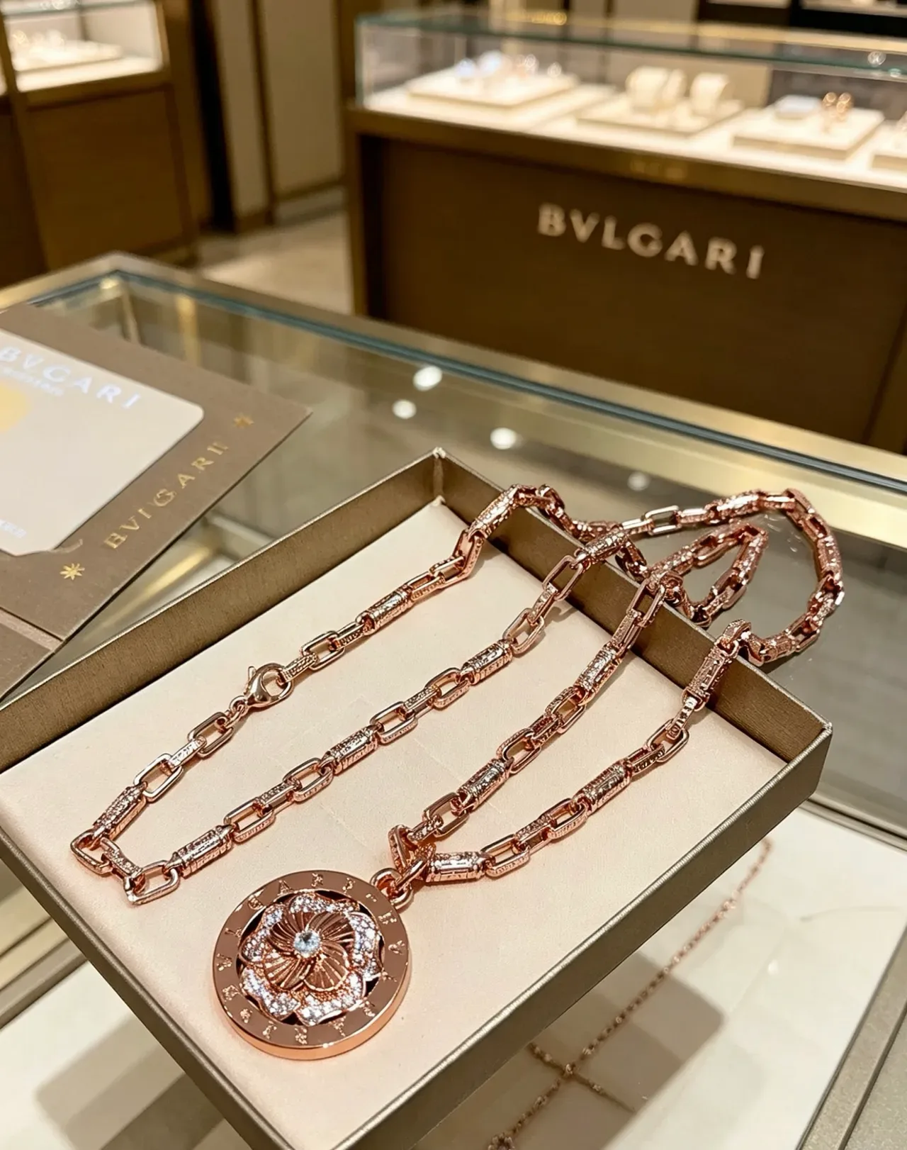 Bvlgari রোজ গোল্ড পাভে ডায়মন্ড ফ্লোরাল পেন্ডেন্ট নেকলেস 2
