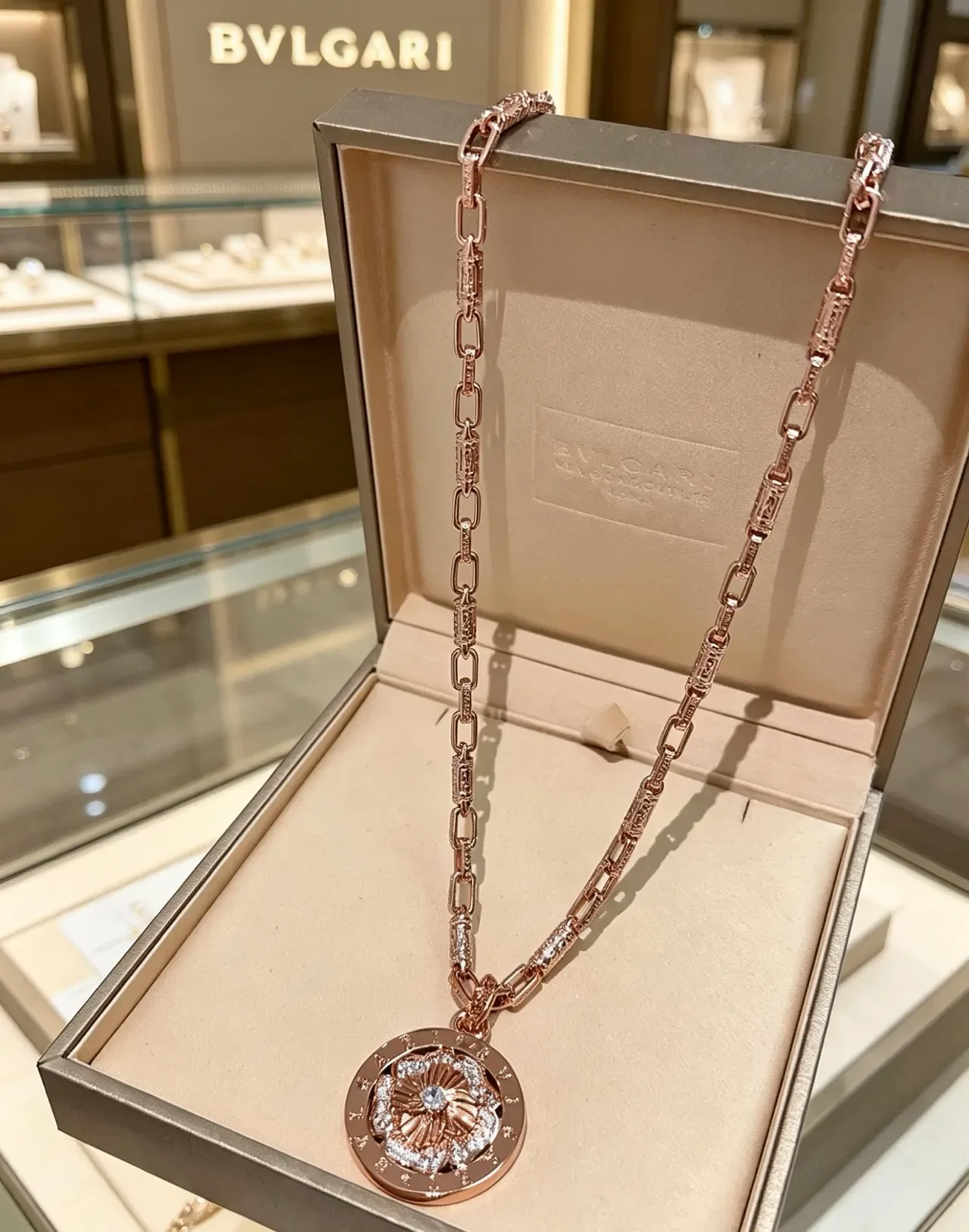 Bvlgari রোজ গোল্ড পাভে ডায়মন্ড ফ্লোরাল পেন্ডেন্ট নেকলেস 4