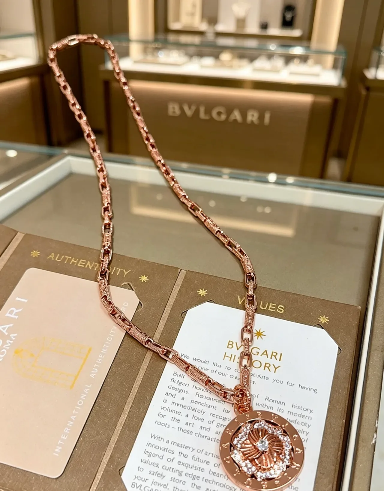 Bvlgari রোজ গোল্ড পাভে ডায়মন্ড ফ্লোরাল পেন্ডেন্ট নেকলেস 6