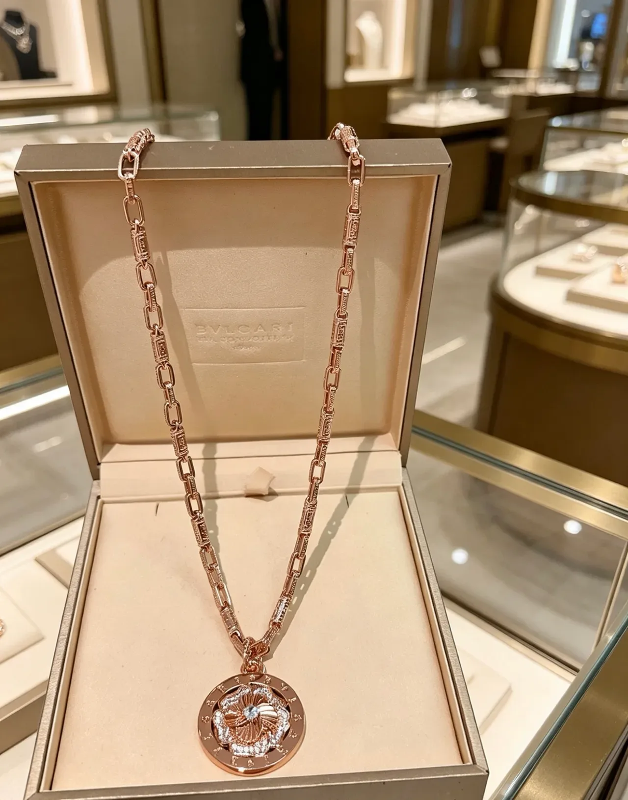 Bvlgari রোজ গোল্ড পাভে ডায়মন্ড ফ্লোরাল পেন্ডেন্ট নেকলেস 9