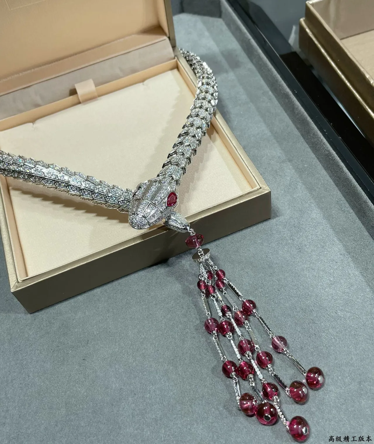 Bvlgari Serpenti হীরা ও রুবি টাসেল হার 5