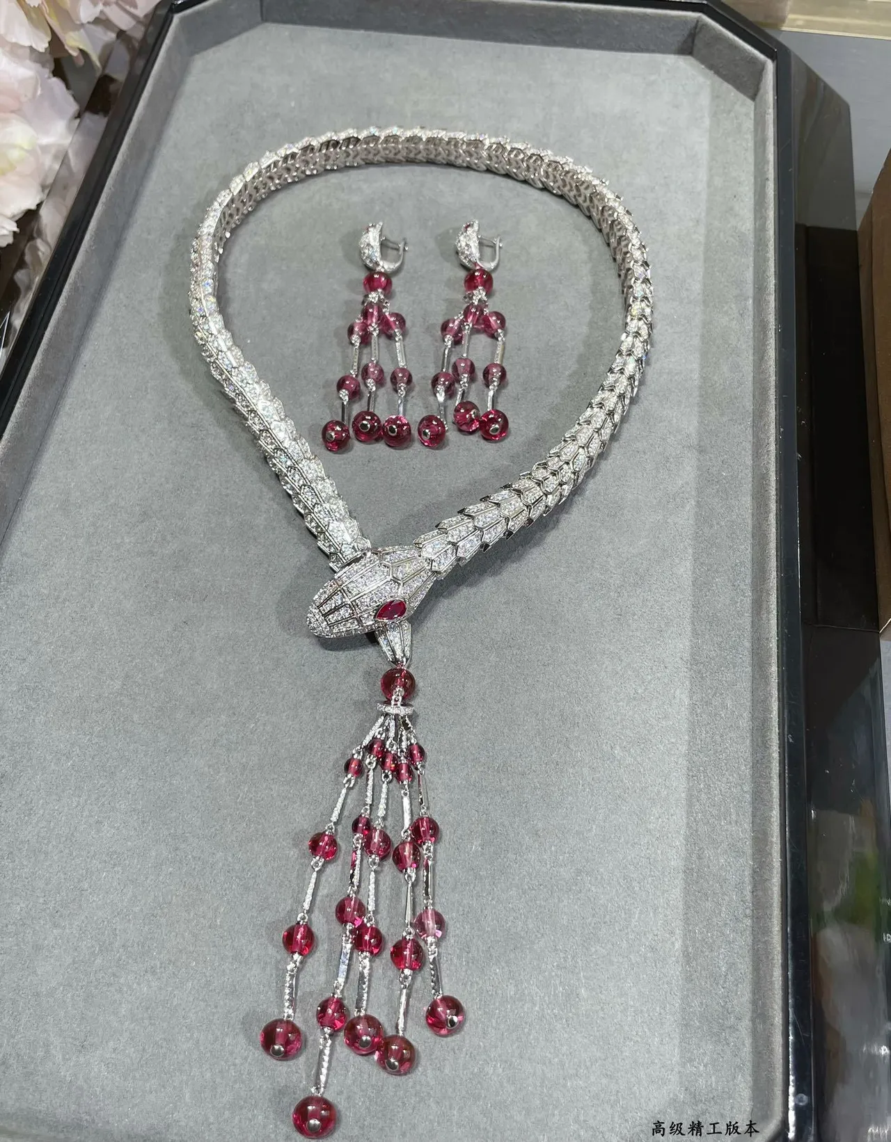 Bvlgari Serpenti হীরা ও রুবি টাসেল হার 7