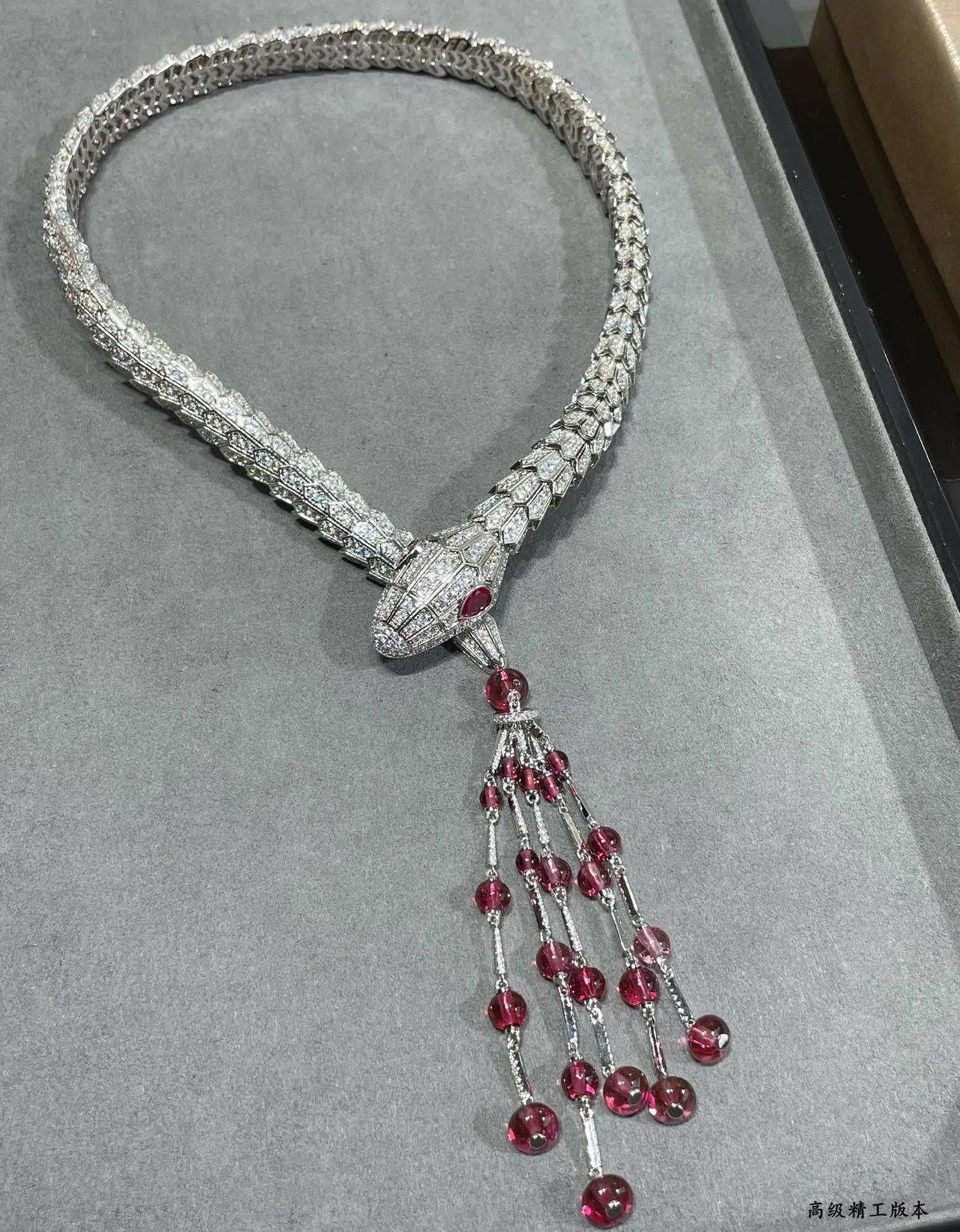 Bvlgari Serpenti হীরা ও রুবি টাসেল হার 8
