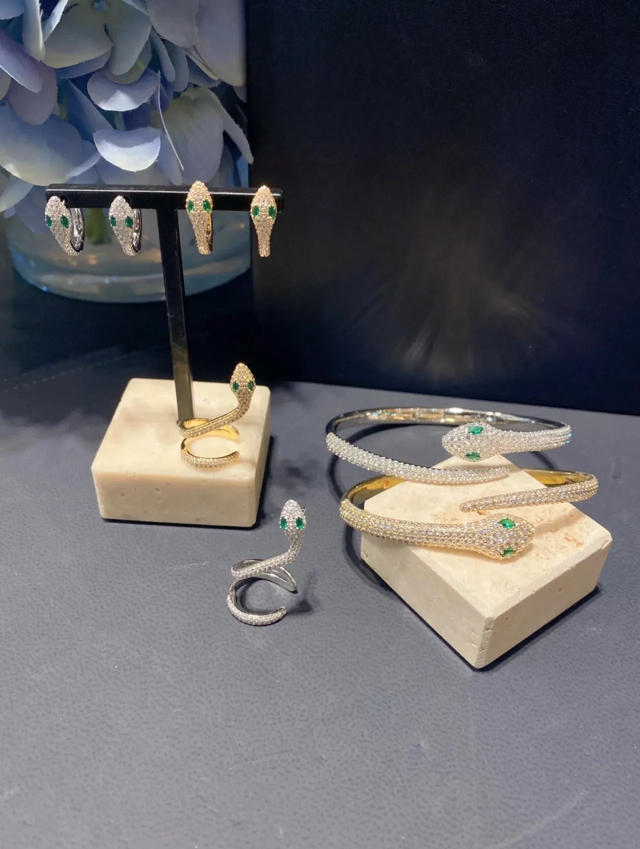 Bvlgari Serpenti Bracelete de ouro com motivo serpenteante verde Pavé-Set 2