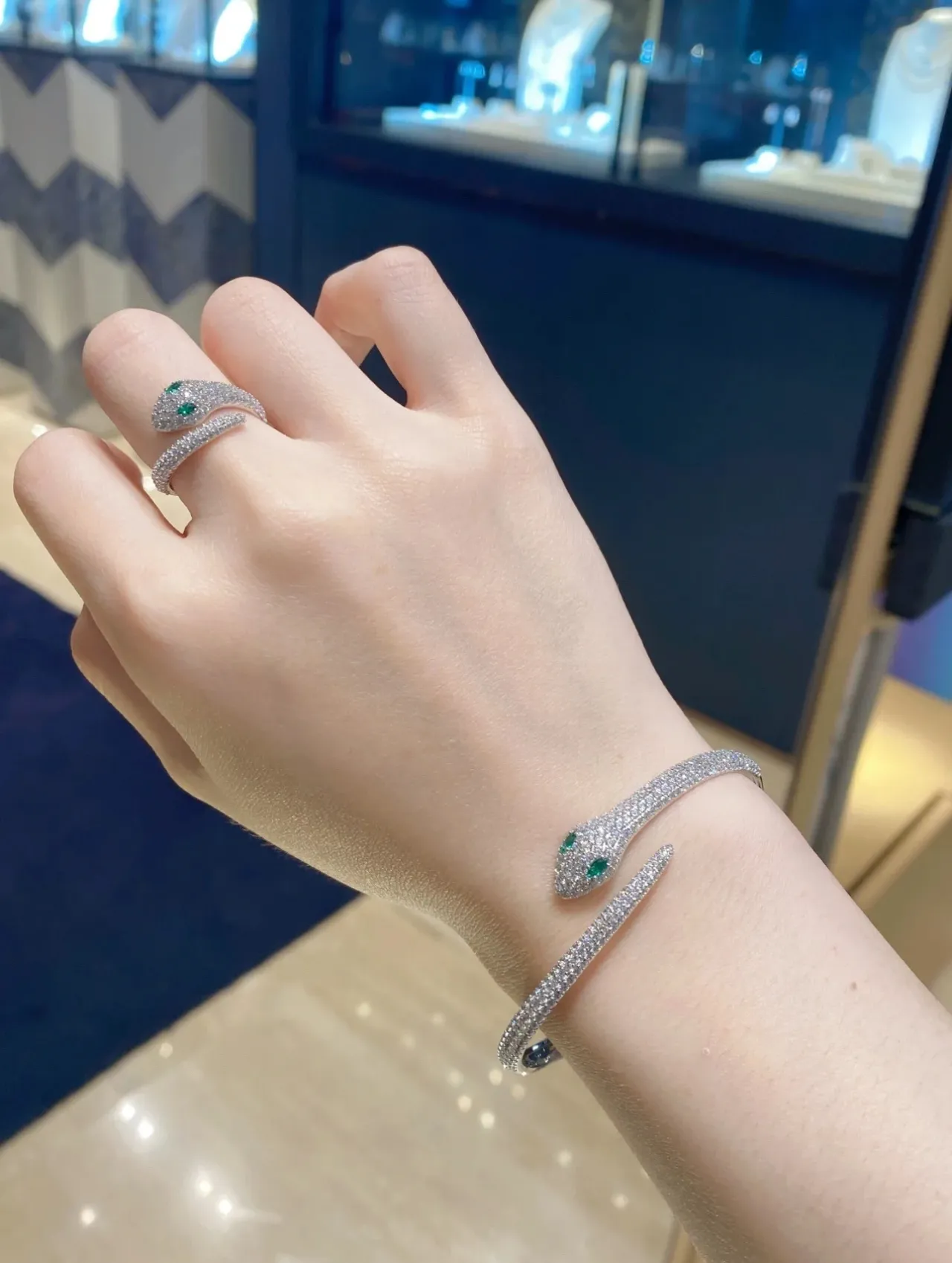 Bvlgari Serpenti Bracelete de ouro com motivo serpenteante verde Pavé-Set 4