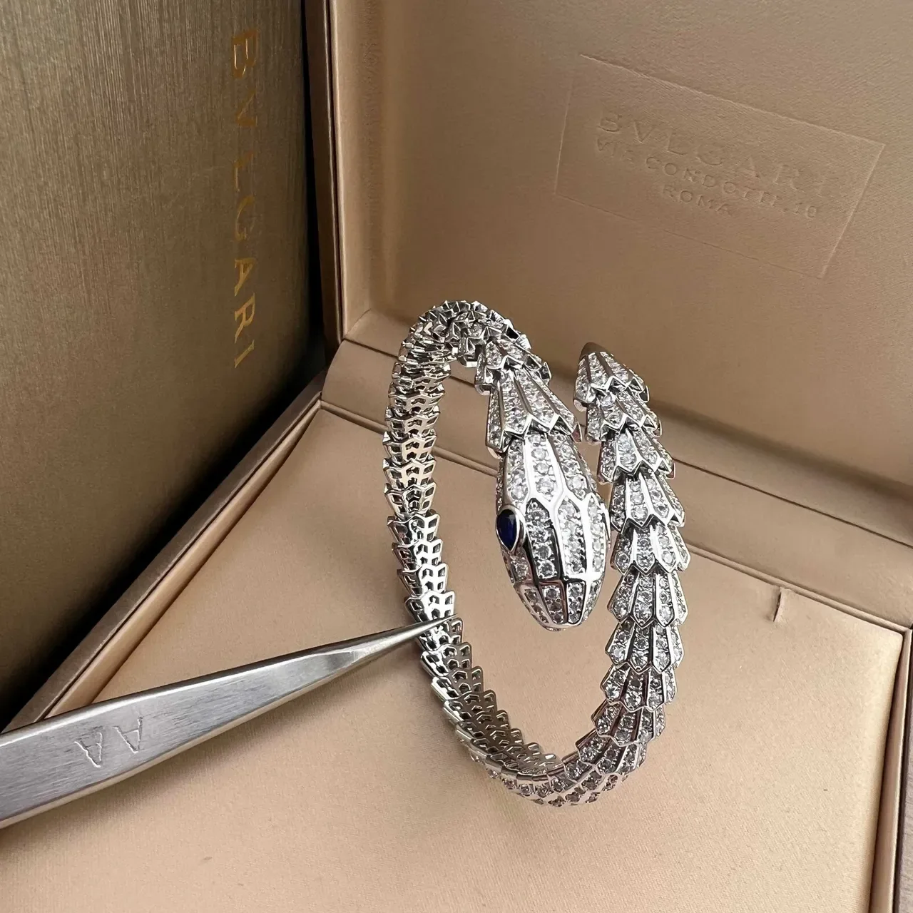 Bvlgari Serpenti सोने चांदी घुमावदार सांप पेवे सेट डायमंड्स कंगन 3