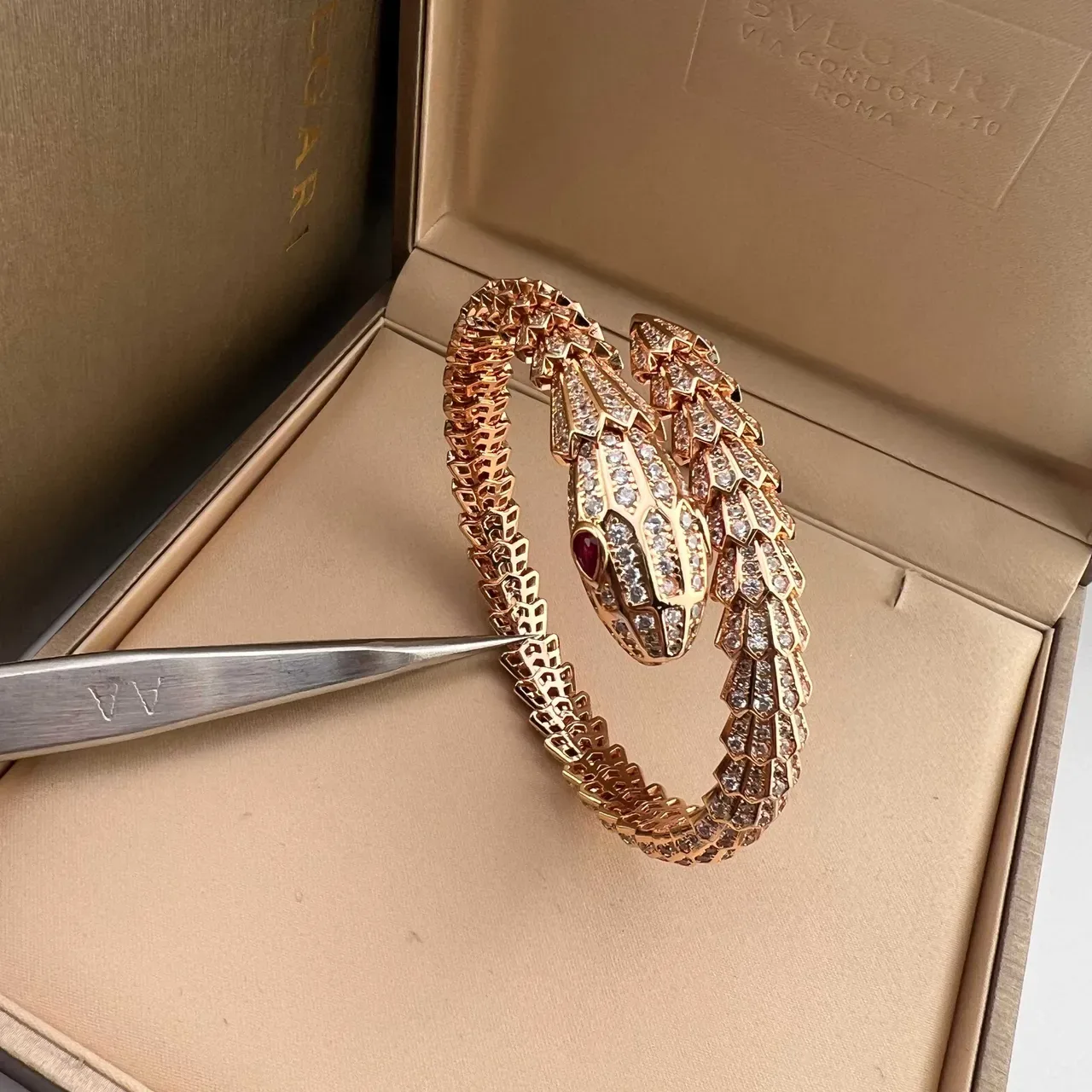 Bvlgari Serpenti सोने चांदी घुमावदार सांप पेवे सेट डायमंड्स कंगन 4